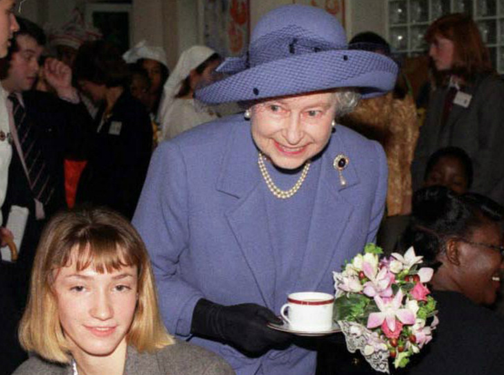 Вежливость королей: как Елизавета II угостила рабочего чаем
