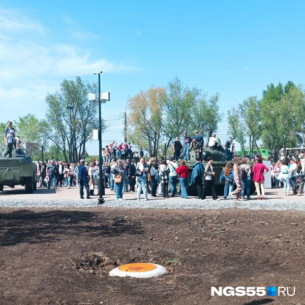 Детям понравилось играть с военной техникой | Источник: Мария Носенко / NGS55.RU