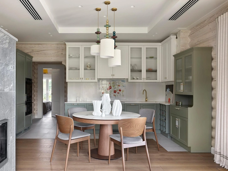 Обеденный стол, ТОК. Стулья, Ton. Кухня, Giulia Novars. Светильники, Sylcom. Керамика на столе, Decor de table и Rosenthal, Дом Фарфора.  | Источник: Сергей Ананьев. Стиль: Yes We May