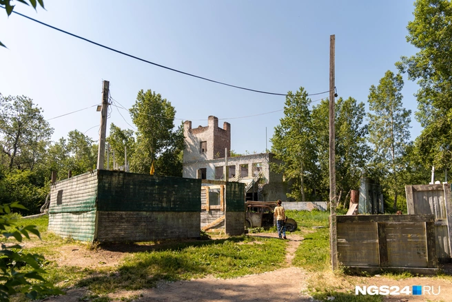 То ли бывшая пожарная часть, то ли администрация. Зацените раритетный автомобиль в центре | Источник: Мария Ленц / NGS24.RU