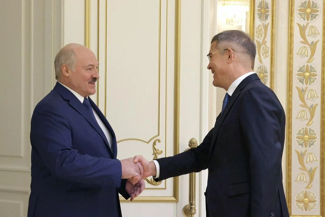 Александр Лукашенко и Радий Хабиров в ходе встречи в Минске в декабре 2021 года | Источник: president.gov.by
