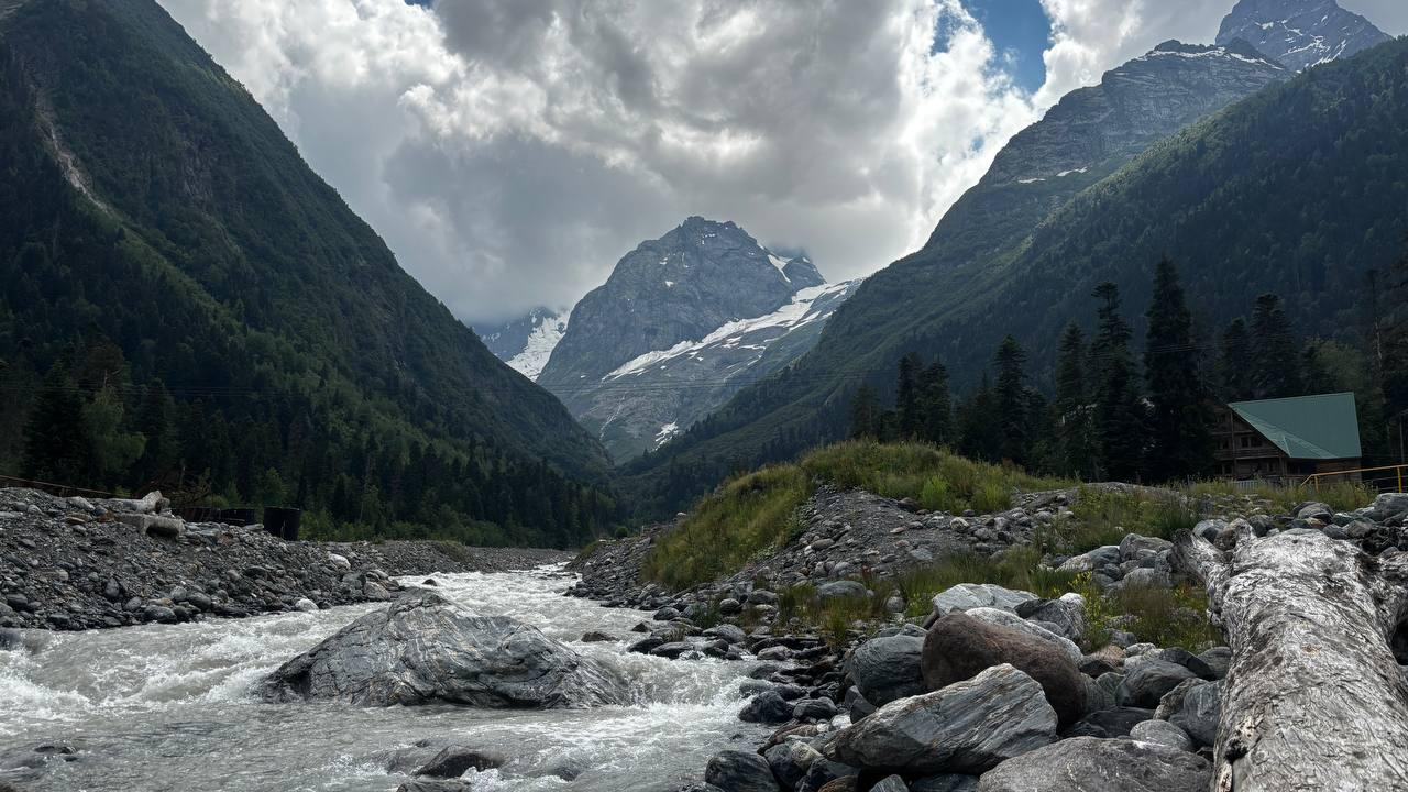 Горные озера и белоснежные пики. Что посмотреть в Домбае и как добраться из Краснодара