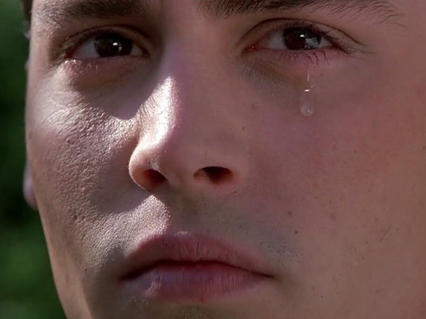 Плачущие мужчины видео. Джонни Депп плачет. Мужик плачет. Парень плачет.