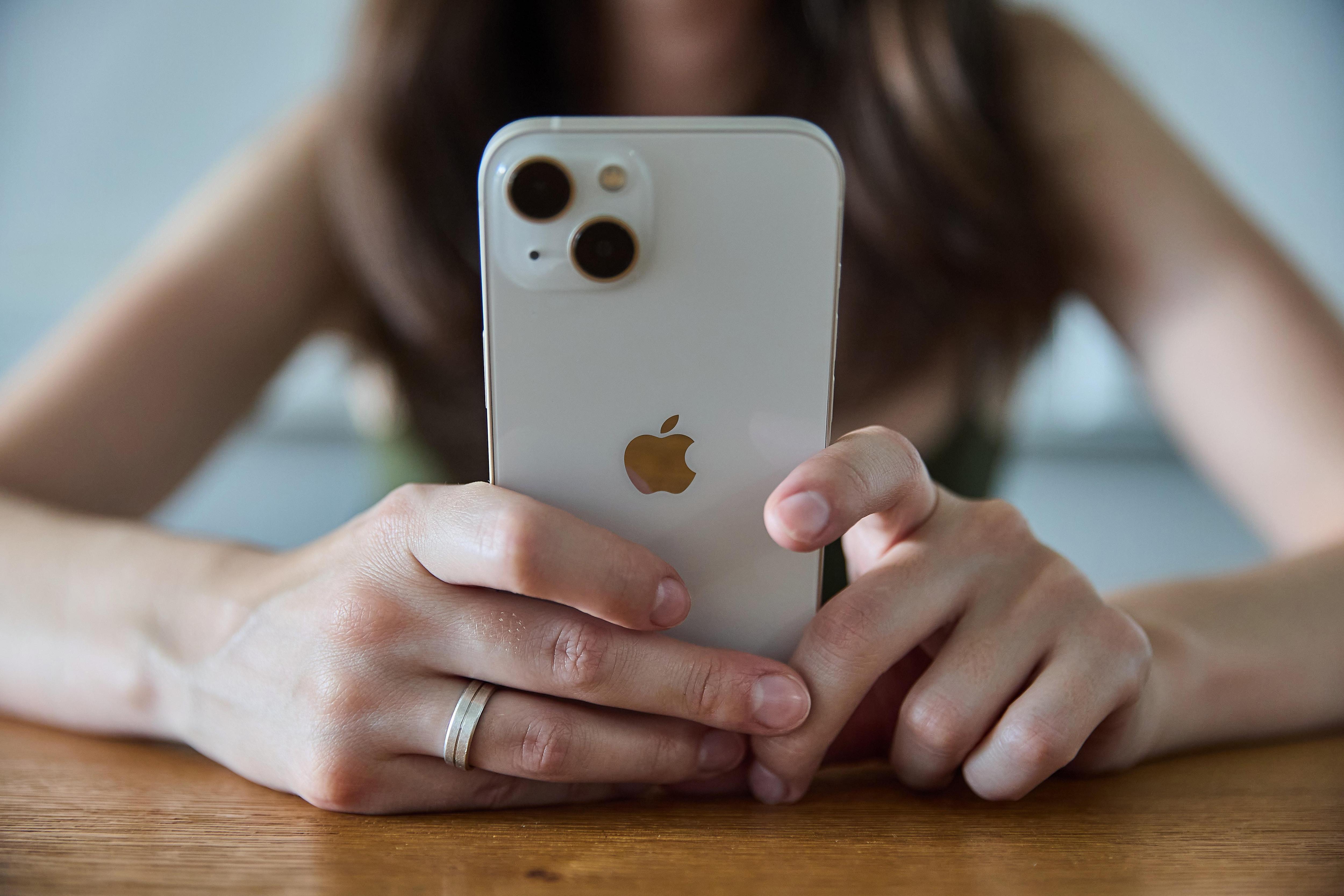 Магазин приложений перестал работать на iPhone: пользователи не могут скачать и обновить их в App Store