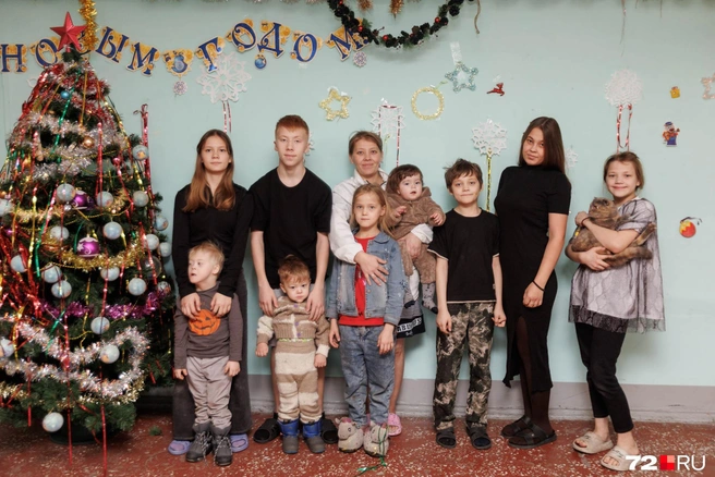 На семейном снимке, сделанном чуть больше года назад, не хватает лишь супруга Елены Лютой (он решил остаться в тени) и старшего сына, который в день съемки находился в школе | Источник: Ирина Шарова / 72.RU