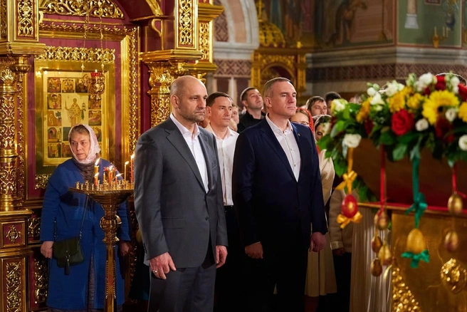 А также первые лица — полпред Президента Артем Жога (слева) и губернатор Югры Руслан Кухарук (справа) | Источник: Югра Официально / T.me