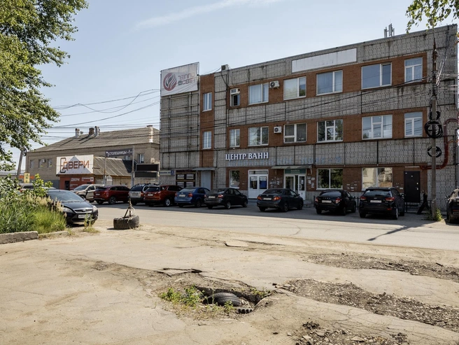 Покрышки лежат в яме на месте для стоянки автомобилей. | Источник: Александр Куренной / 76.RU