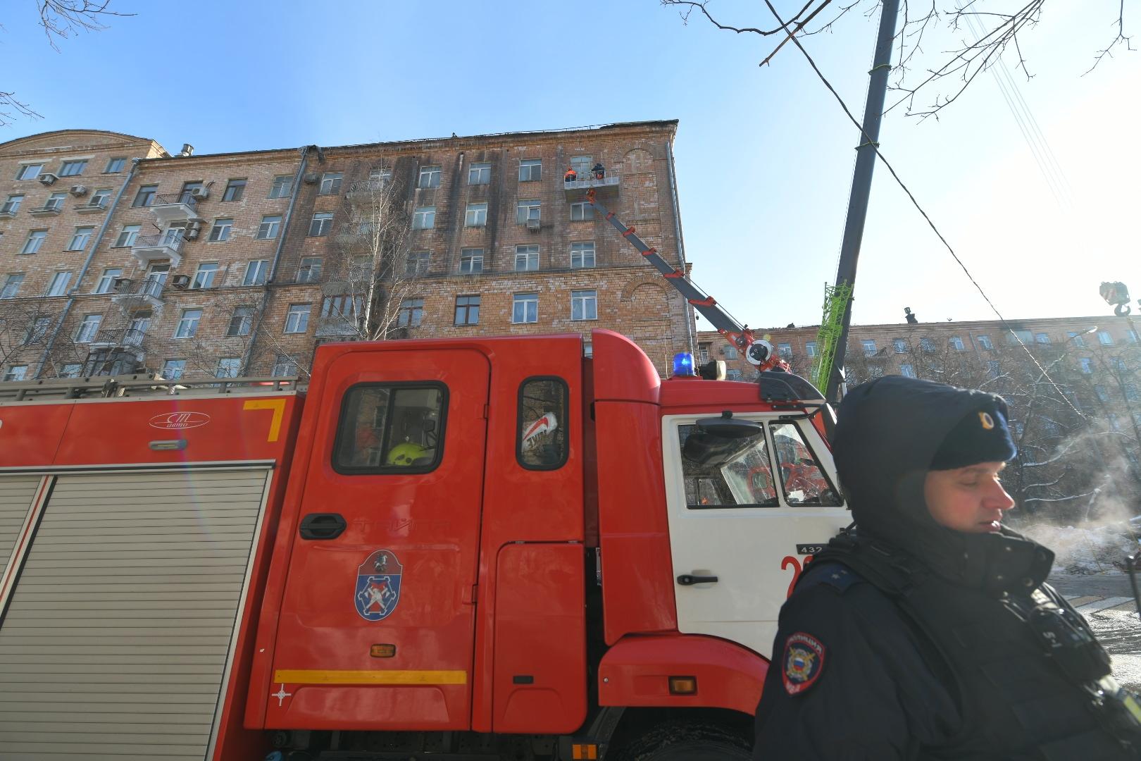 Пожар в «доме писателей» на улице Черняховского, 4 на севере Москвы:  публикуем кадры последствий, у дома работают сотрудники МЧС и коммунальных  служб, фасад покрылся льдом, фото - 9 февраля 2024 - МСК1.ру