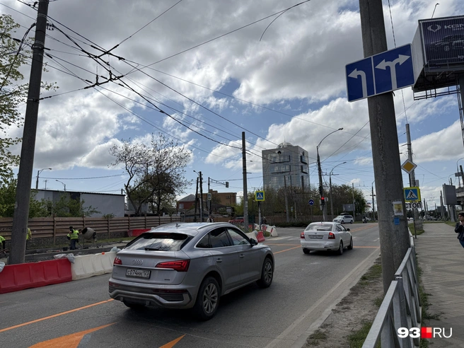 С моста можно уйти направо и повернуть либо на Буденного, либо в сторону ЮМР | Источник: Валерия Дульская / 93.RU