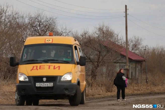 Школьная «Газель» приезжает из центра поселения — Воскресенки | Источник: Евгений Софийчук / NGS55.RU