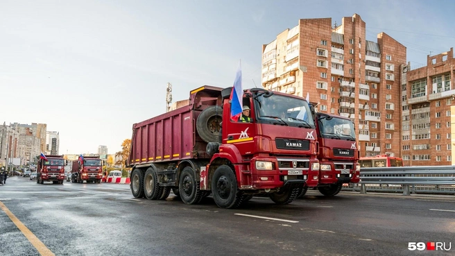 Первыми по новой дороге проехали самосвалы строителей | Источник: Василина Любимова / 59.RU