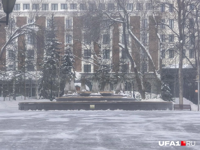 Автобус проезжает мимо некоторых памятников | Источник: Булат Салихов / UFA1.RU