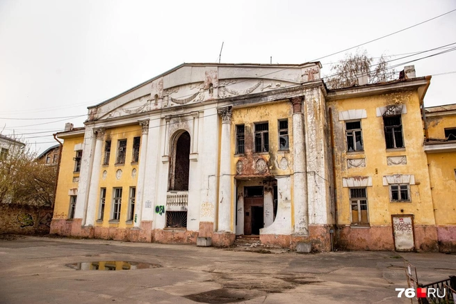 Усадьба Вахрамеева на улице Ушинского, 16 была построена в конце XVIII века. Некоторое время здесь располагался отдел военного комиссариата. Последние годы дом стоял заброшенным. В 2023-м здесь полыхал пожар&nbsp;из-за сигареты забравшегося внутрь бомжа | Источник: Кирилл Поверинов / 76.RU