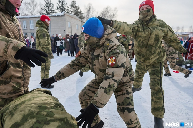 Также прошло соревнование по стягиванию шапок | Источник: Александр Ощепков / NGS.RU
