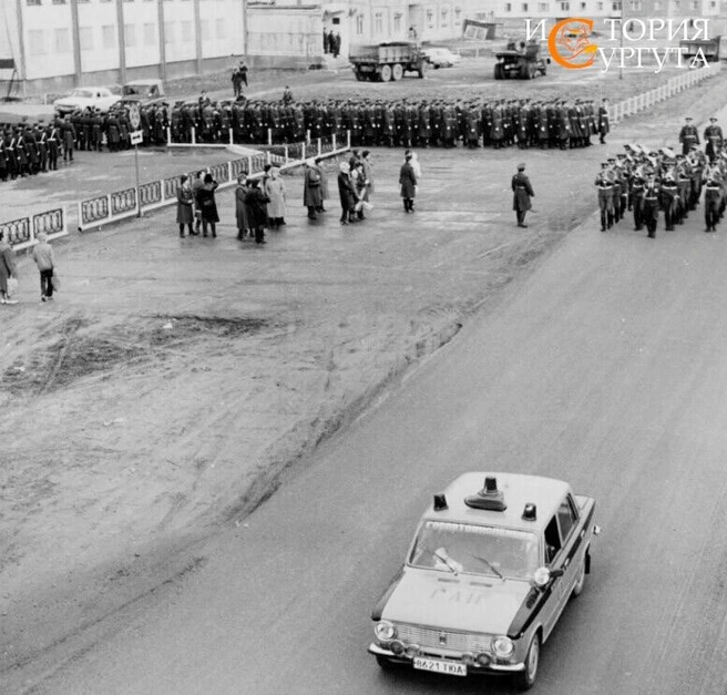 Площадь Советов. Построение к 9 Мая, 80-е годы | Источник: «История Сургута / Ретро Сургут» / Vk.com