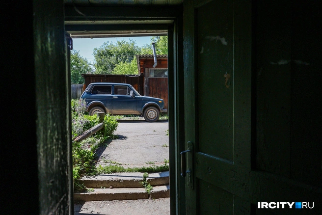 А еще дома окружены сараями, в которых можно поставить машину или сложить какую-нибудь полезную утварь | Источник: Ксения Филимонова / «ИрСити»
