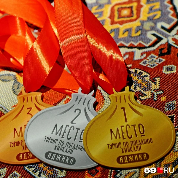 Победителей и призеров ждали вот такие хинкальные медали | Источник: Ирина Тропина / 59.RU