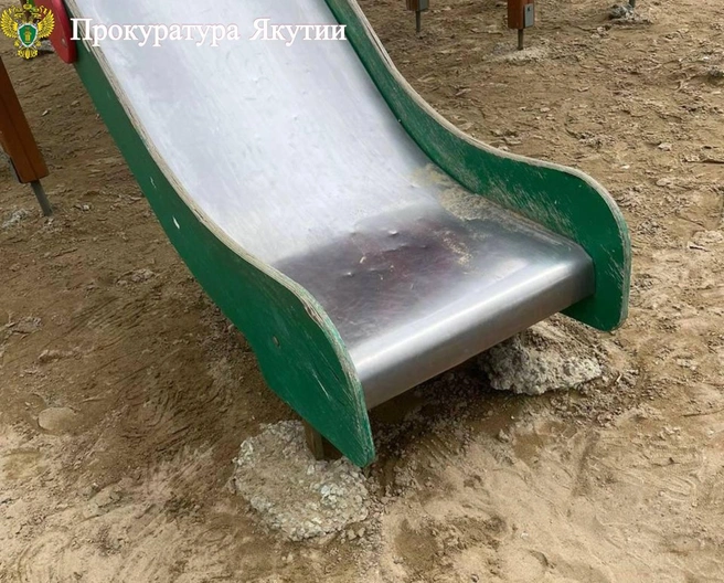 С этой горки ребенок скатился и получил переломы  | Источник: Прокуратура Якутии / T.me