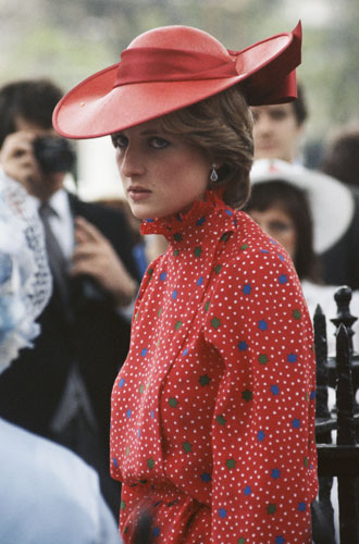 1981Будущая принцесса Диана на свадьбе Николаса Соумса 4 июня 1981 года.