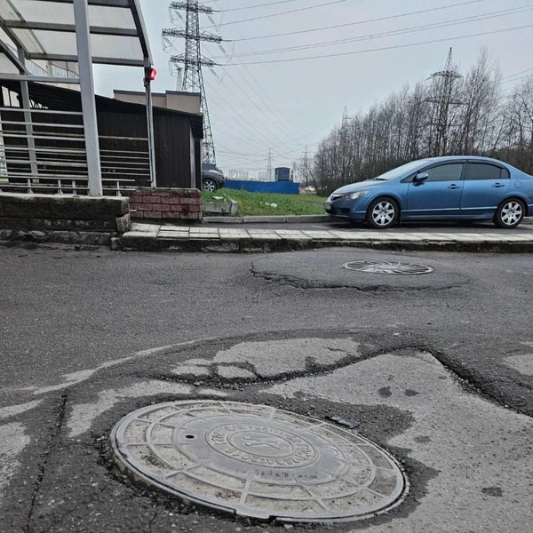 Мусоровоз провалился под асфальт на Заречной. Жители опасаются повторить судьбу Светлановской площади  | Источник: Даниил Кукин