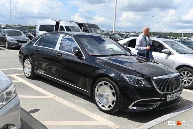 На парковке мы встретили коллекцию Maybach. Этот екатеринбургский, с блатным номером ААА (часть этой серии принадлежит чиновникам) | Источник: Дмитрий Емельянов / E1.RU