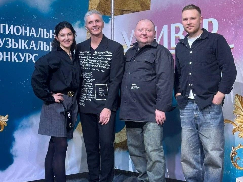 На фото Олег Влади (второй слева), рядом Сергей Махеров — главный режиссер МАУК «Городской Дирекции Творческих Программ» и его помощники Елизавета Овчинникова, Сергей Ялунин | Источник: Сергей Махеров