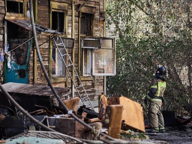 Эмоциональная реакция жителей на компенсации после инцидента в бараке | Источник: Александр Ощепков / NGS.RU