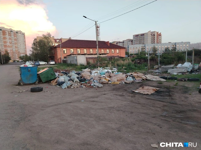 Контейнеры стоят буквально на помойке | Источник: очевидец