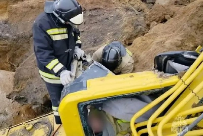 Грунт обрушился на экскаватор в Амурской области