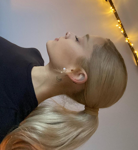 Медовый блонд: Ариана Гранде показала самый модный цвет волос на осень и зиму 2022