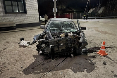 В Бузулуке автомобиль врезался в магазин, два человека пострадали