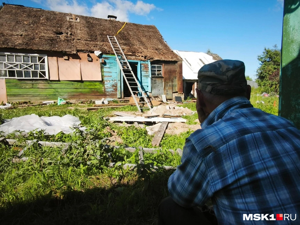 Александр разбирает изъятые дома на металл&nbsp;— говорит, их всё равно снесут | Источник: Михаил Мечев / MSK1.RU