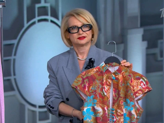 Эвелина Хромченко проводит анализ гардероба участницы | Источник: Первый канал