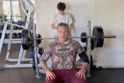 Хегсету указали на макияж в спортзале