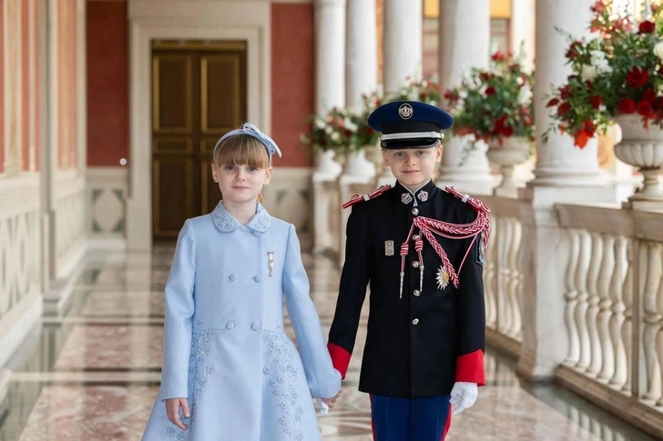 Дети княгини Шарлен и князя Альбера II прошли первое причастие | parents.ru