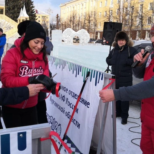 Чемпионка мира по керлингу Екатерина Галкина открывает зимнюю площадку на Центральной площади в Кургане в 2019 году | Источник: Федерация керлинга Курганской области / vk.com
