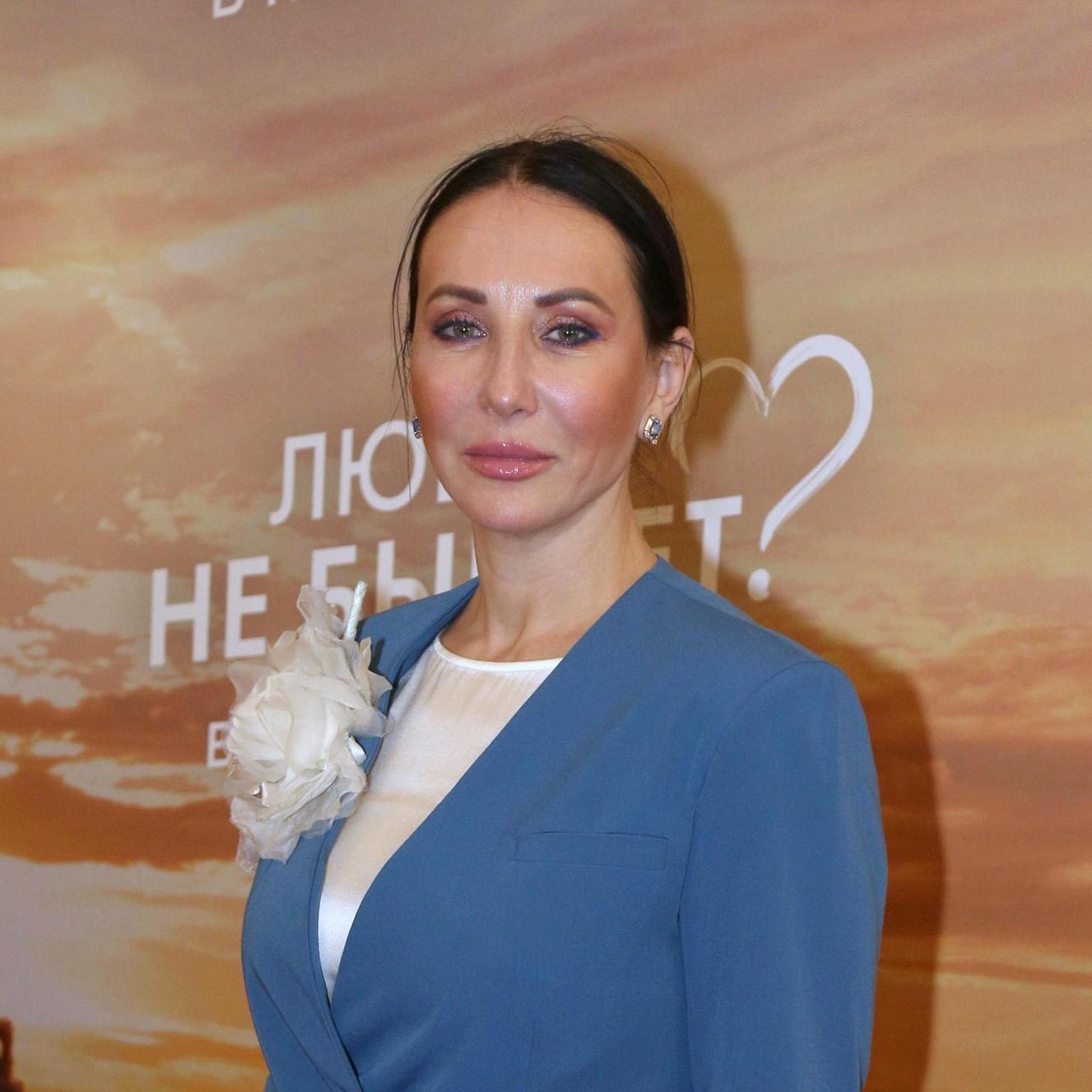 Райский сад в спальне, строгий порядок и восточные детали: экскурсия по загородному дому Алики Смеховой