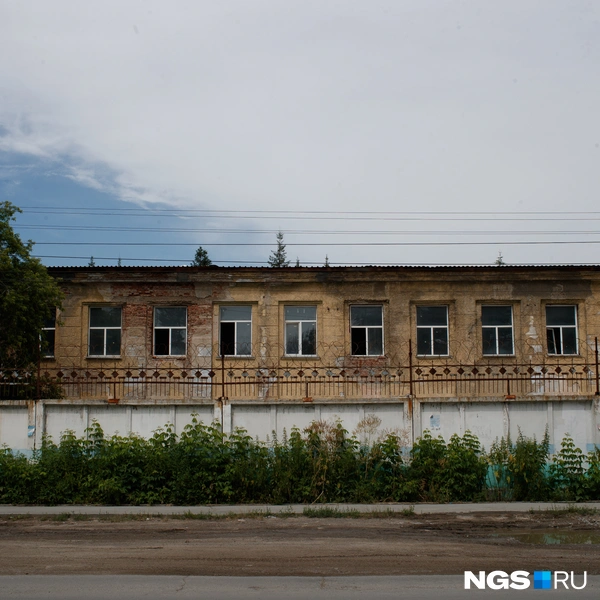 Так территория выглядела летом прошлого года, тогда застройщик только начал сносить производственные здания | Источник: Андрей Бортко / NGS.RU