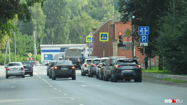 Вся правая полоса от Северной дамбы до сада Декабристов встала в пробку за топливом | Источник: Кирилл Хафизов / 59.RU