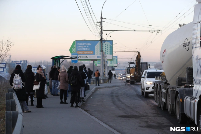 А пассажирам приходится долго ждать свой автобус или маршрутку, потому что общественному транспорту тоже приходится непросто | Источник: Александр Ощепков / NGS.RU