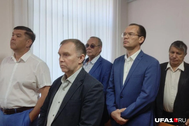 Подсудимые в зале суда — Беляев и Кучарбаев внимательно слушают приговор | Источник: Ольга Блажнова / UFA1.RU