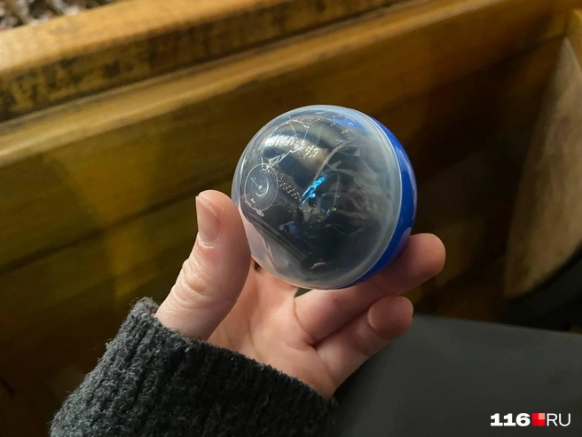 Наушники выдаются в пластмассовом шарике | Источник: Руфина Калимуллина / 116.RU