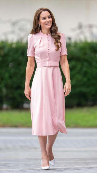 Кейт Миддлтон покорила всех бесподобным нежно-розовым платьем — оно выглядит статно и дорого