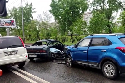 В Красноярске водитель КамАЗа подрезал «Тойоту», иномарку отбросило на встречку