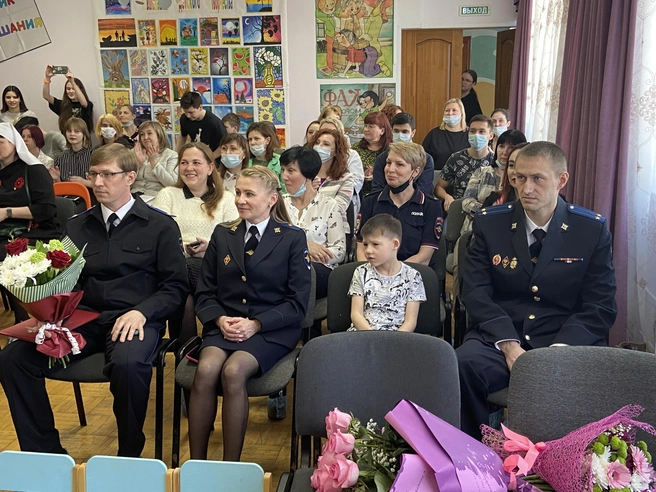 Свердловские следователи подарили детям из приюта «Каравелла» батут Свердловские следователи подарили детям из приюта «Каравелла» батут | www.e1.ru
