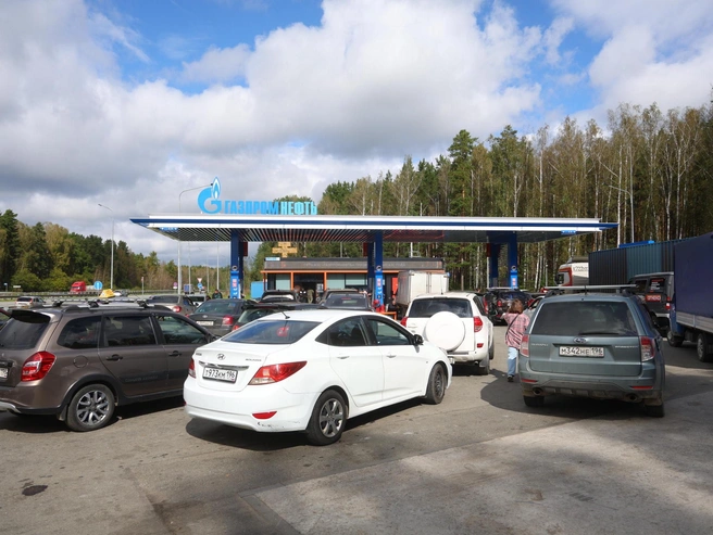 Острый дефицит бензина в регионе продолжается с конца августа | Источник: Владислав Лоншаков / E1.RU