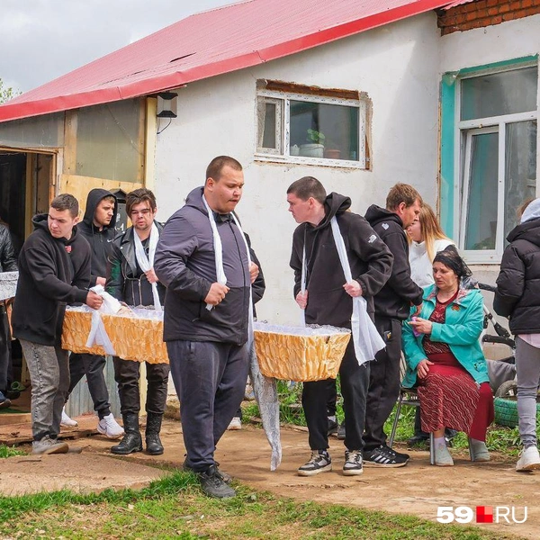 Перед выносом гроба для мамы Нади вынесли стул — у нее слабое сердце | Источник: Тимофей Калмаков / 59.RU