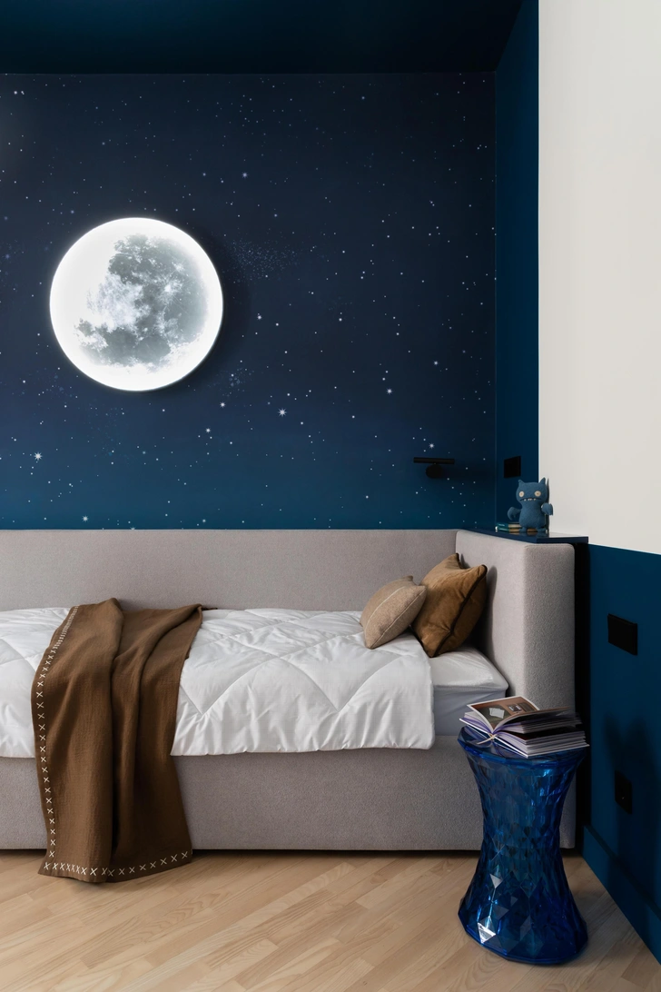 Кровать, Sofa Club. Столик, Kartell. Стул Rabbit, Qeeboo. Фотообои, «Афреска». Текстиль, «АртМода-Стиль». | Источник: Юлия Бараускас