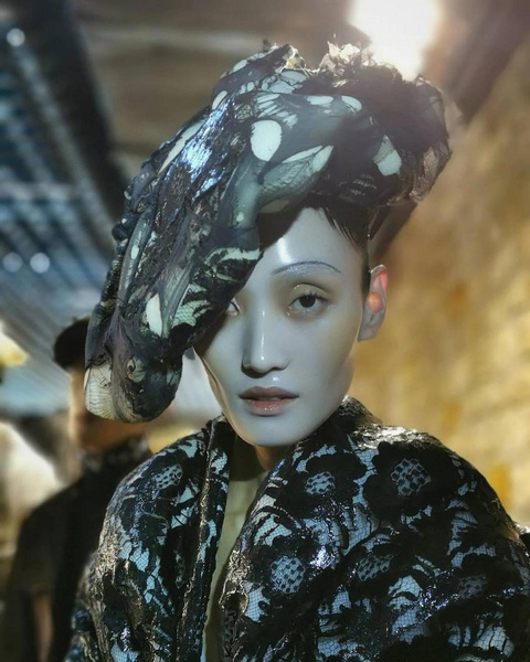 Повторяем дома: визажист Maison Margiela раскрыла секрет вирусного «фарфорового» макияжа