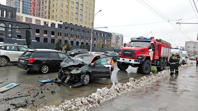 ДТП произошло возле остановки «Октябрьский универмаг» | Источник: читатель НГС
